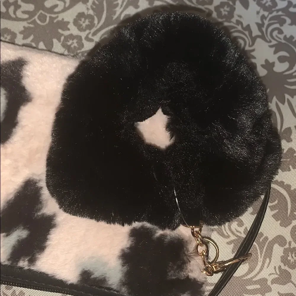 Fur wristlet‎